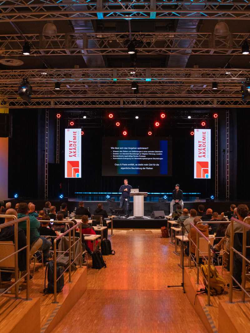 CEO presenting at Event-Akademie